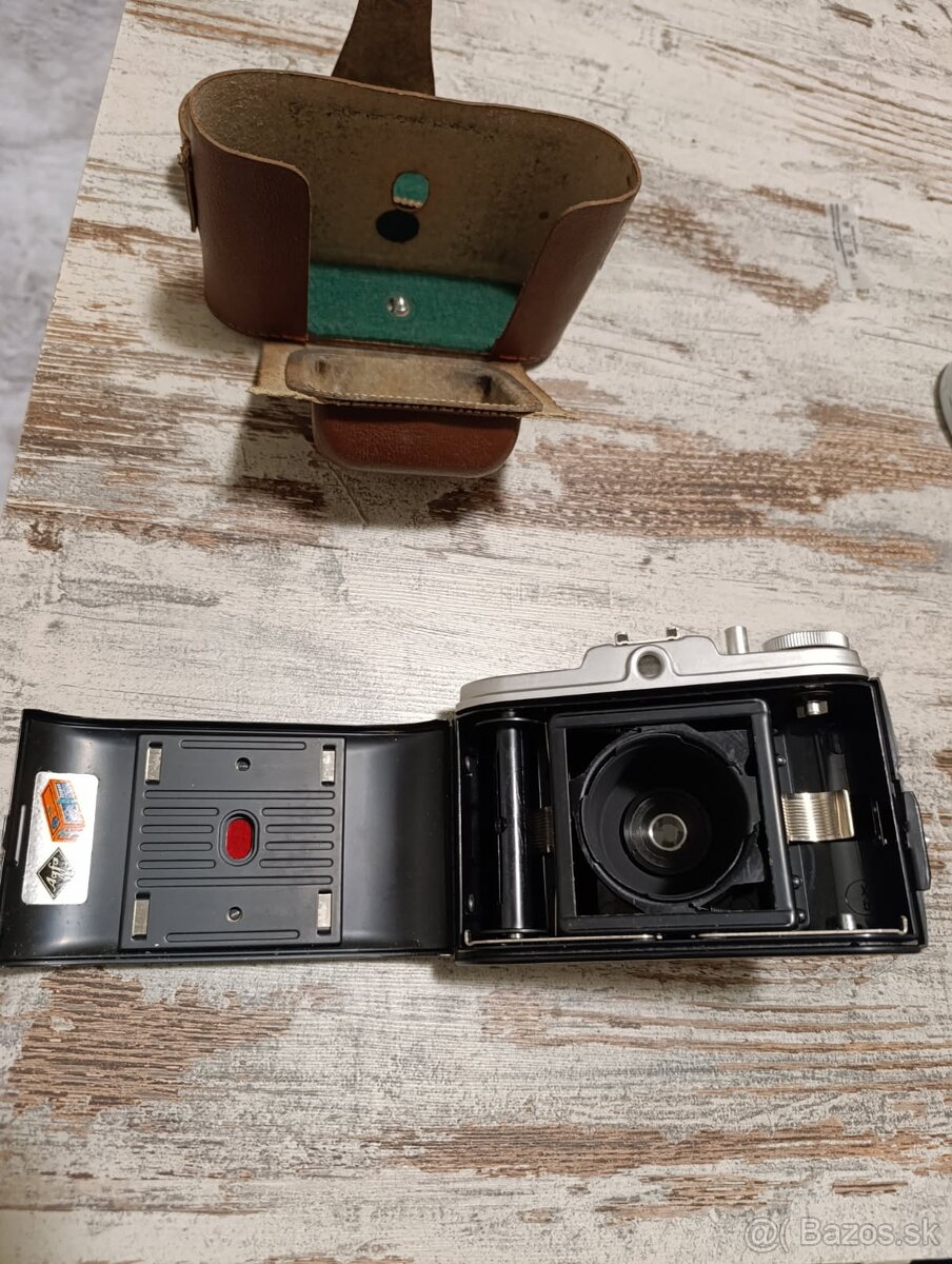 Starožitnosti -vazy,knihy, fotoaparát - 10