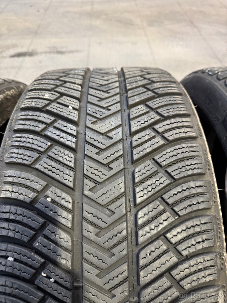 Michelin alpin 235/40 R19 - 10