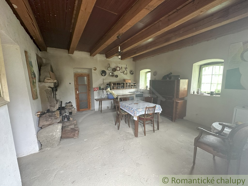 200-ročná kamenná chalupa v horách, obec Lipovec - 10