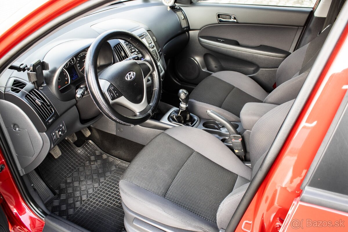 Hyundai i30 CW 80kW (2011) - 10