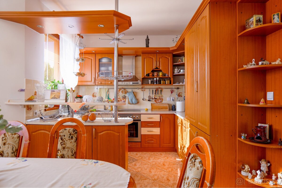 Unikátna ponuka rodinného domu s futbalovým ihriskom a ve - 10