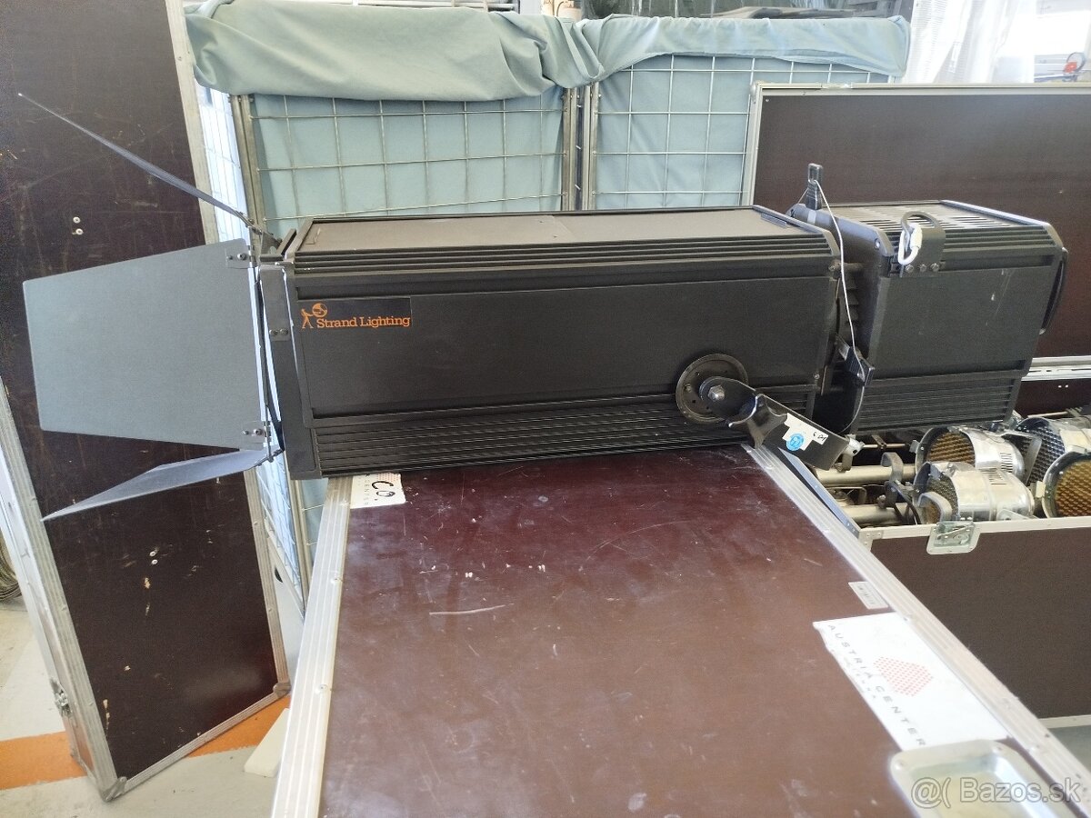 Predám Fresnel - divadelné reflektory Strand Lighting Cadenz - 10