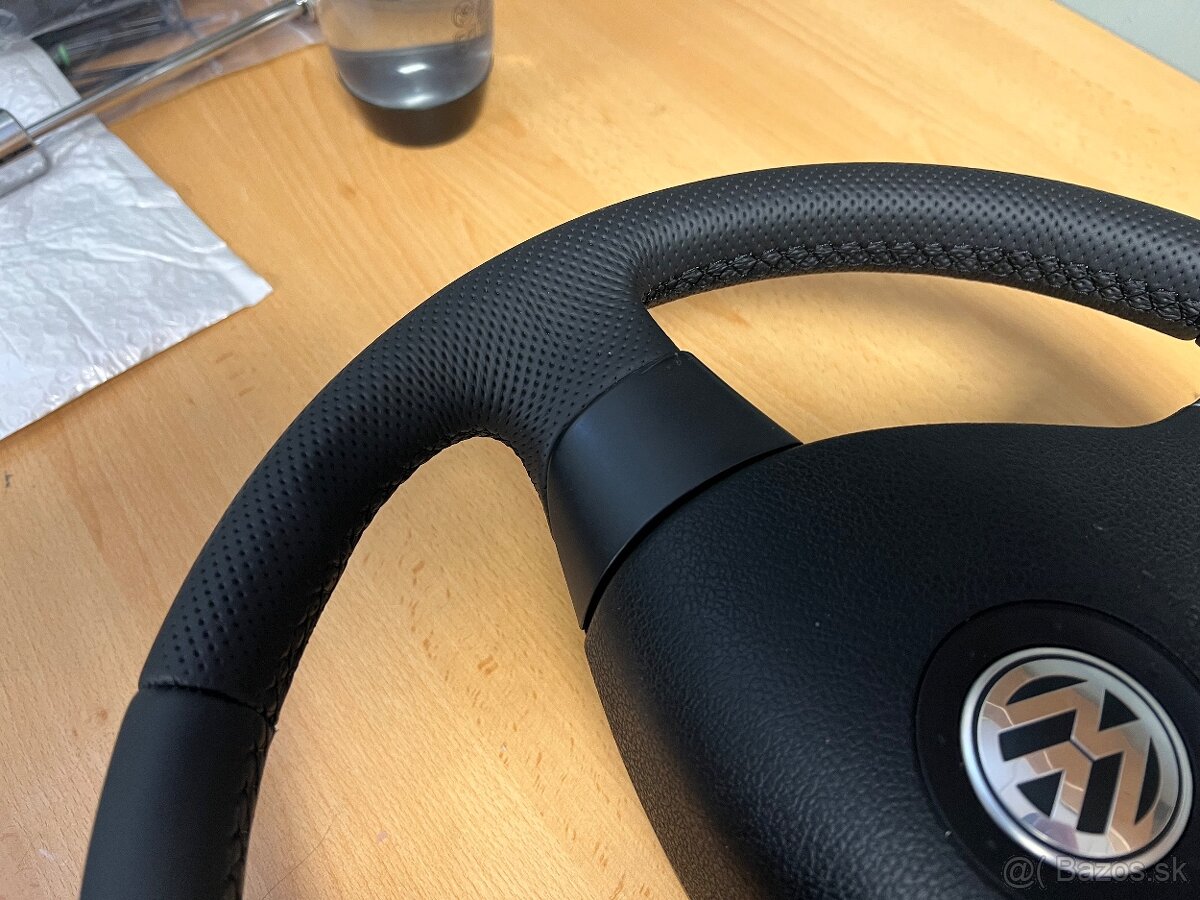 Predám nanovo obšitý trojramenný volant do VW - 10