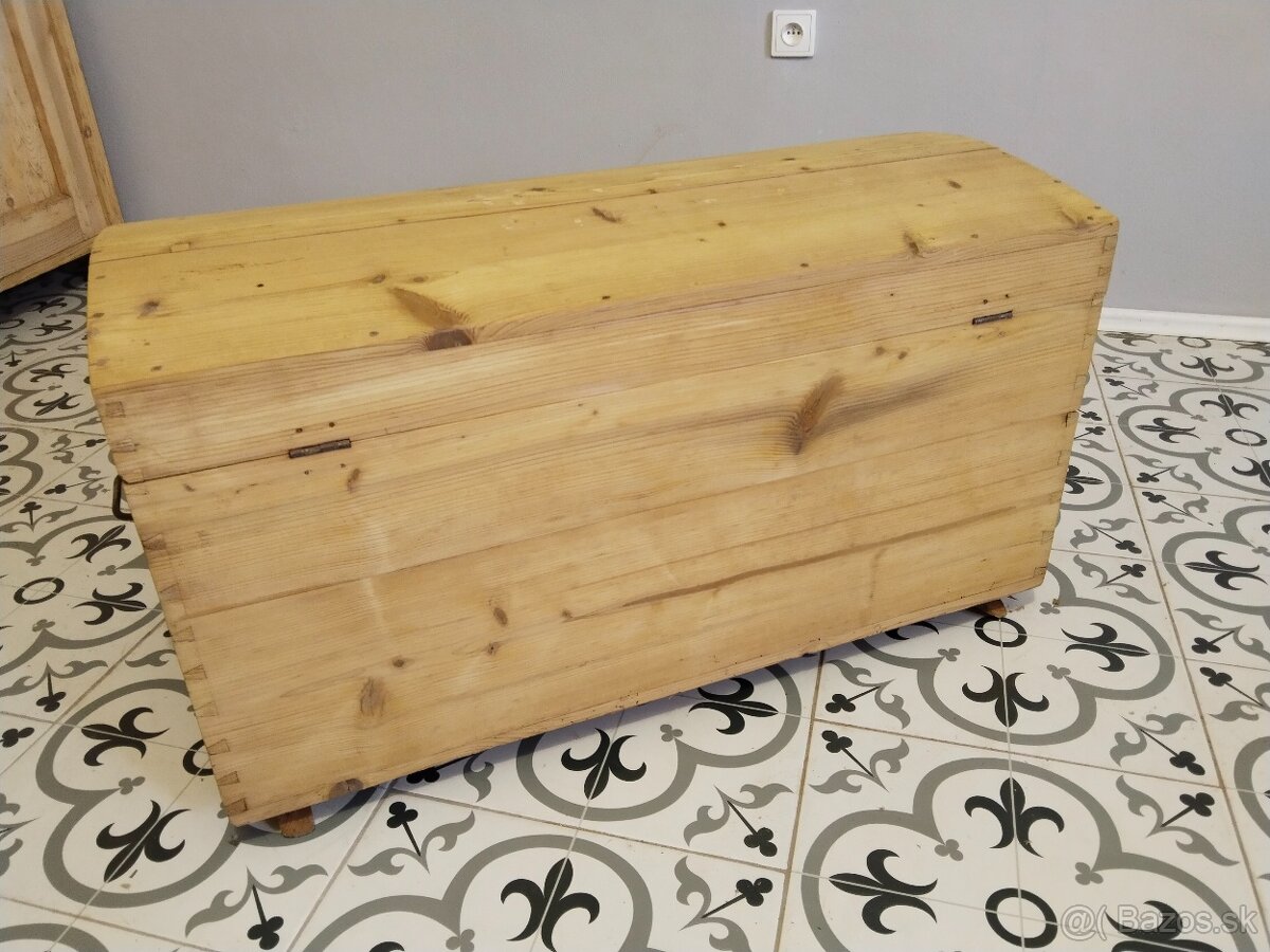 Starý, velký, dřevěný kufr, truhla po renovaci 2 - 10