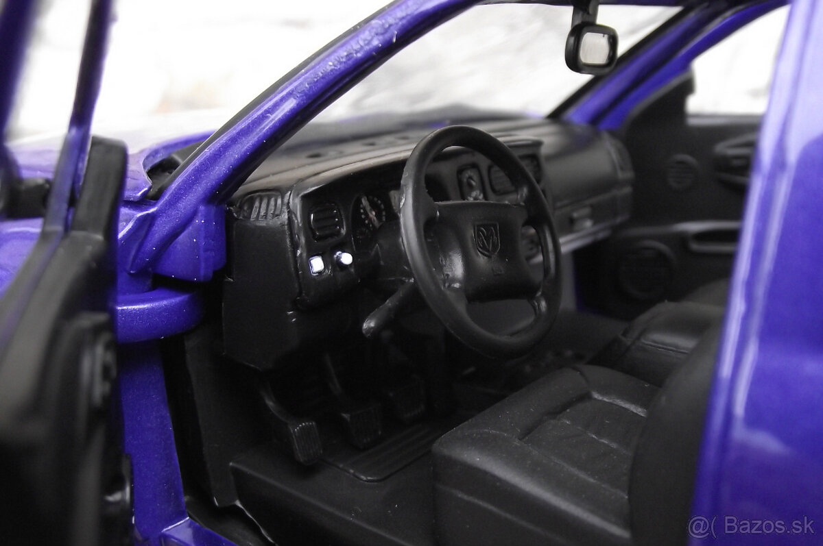 1:18 Dodge Durango - 10