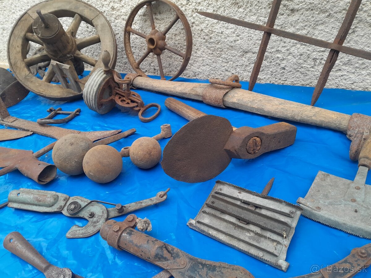 Staré historické ,rustikálne, kované náradie a pomôcky. - 10