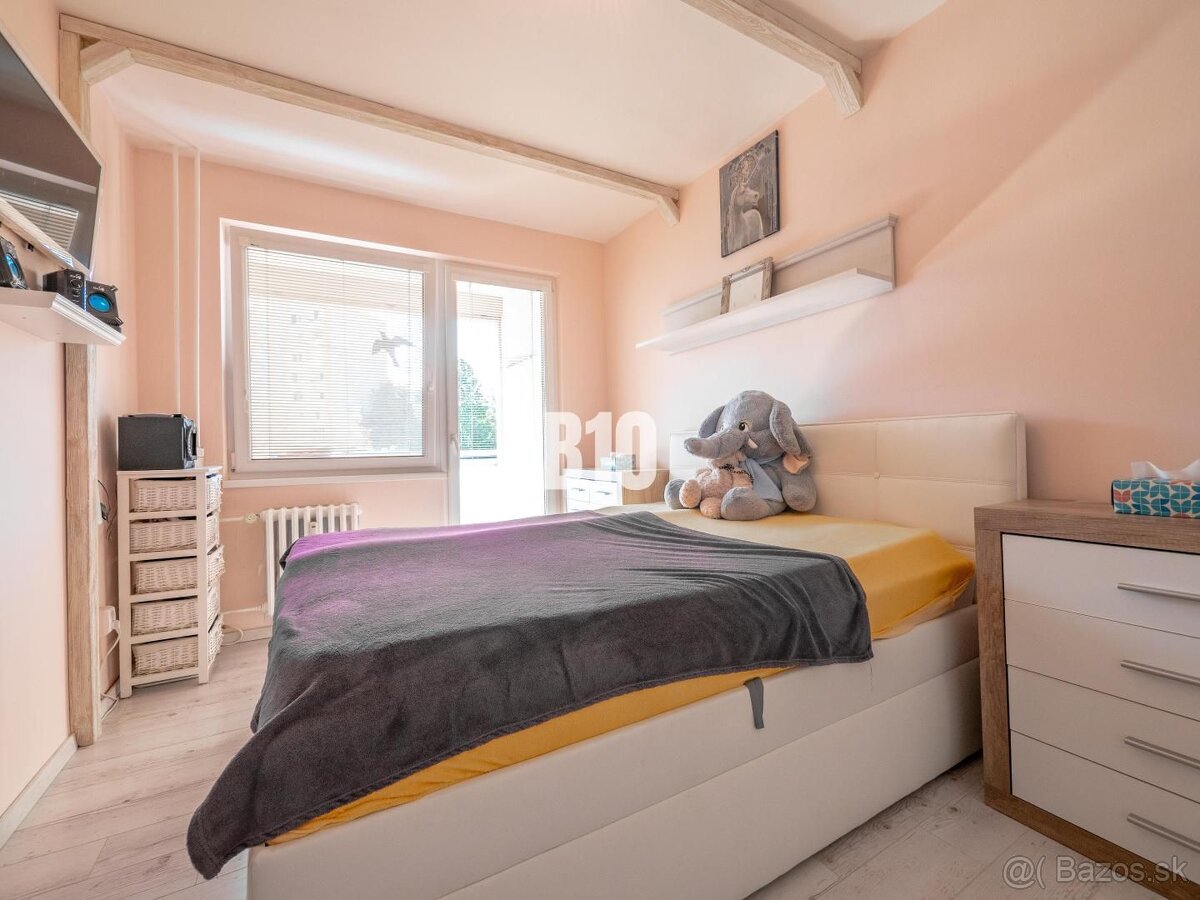 REZERVOVANÉ 2 a pol izbový byt s loggiou - zariadený - 61 m2 - 10