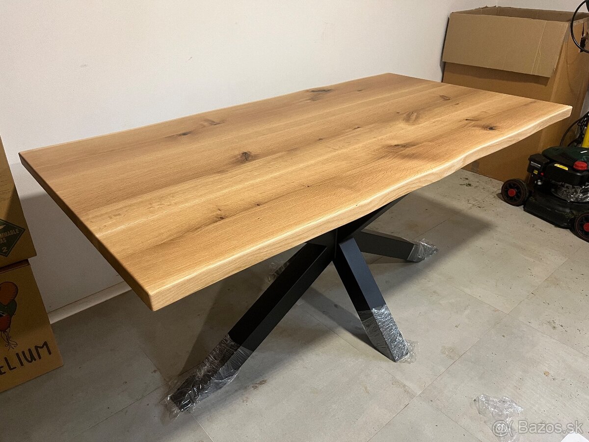 Masívny jedálenský stôl s prírodnou hranou - 10