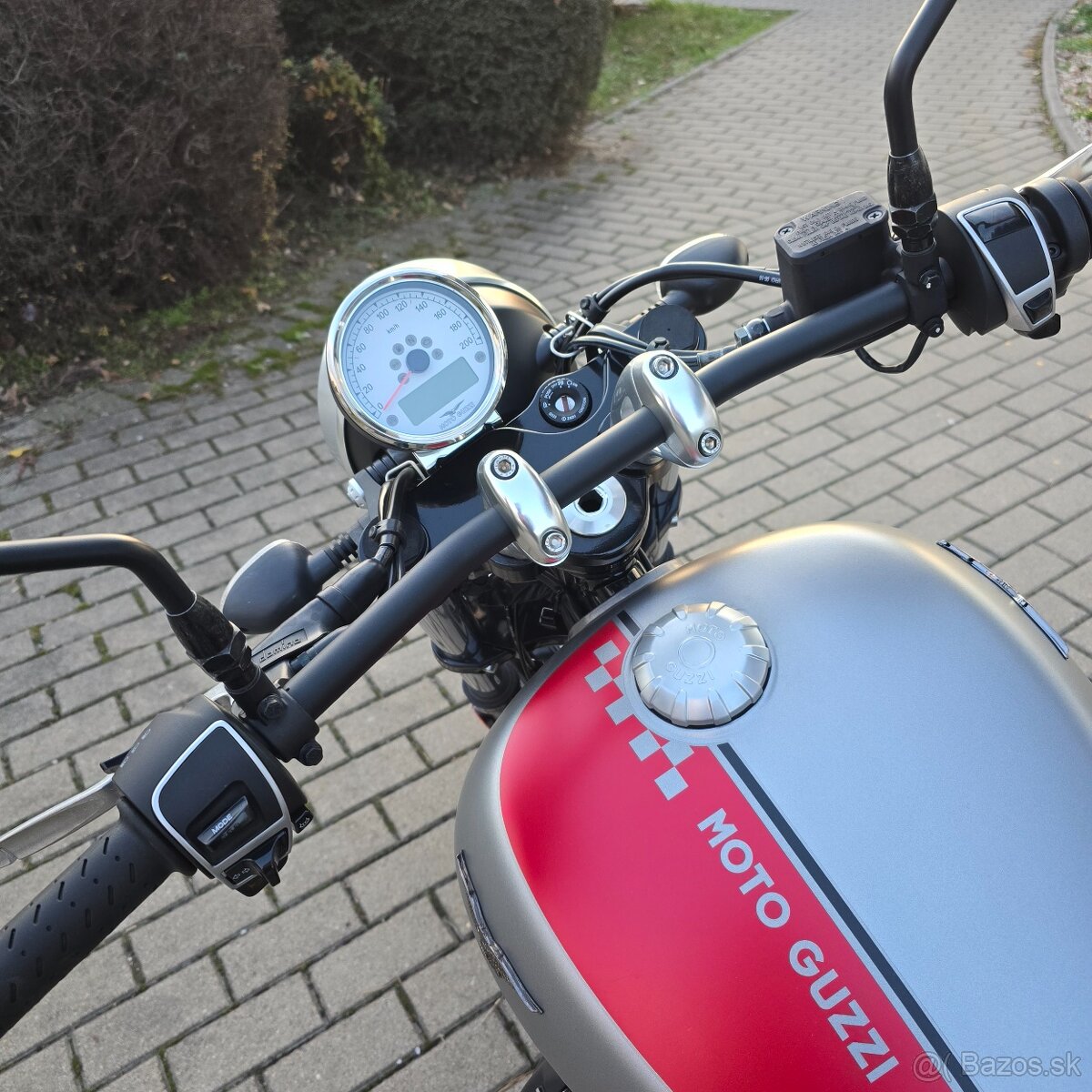 MotoGuzzi V9 Bobber 2018 výfuky Zard + doplnky + tlmiče YSS - 10