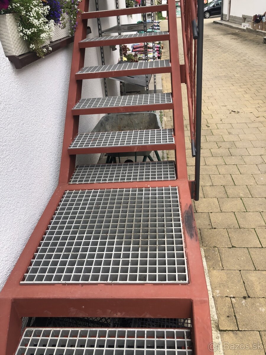 MOLO A KOMPOZITNE ROSTY NA SCHODY - 10