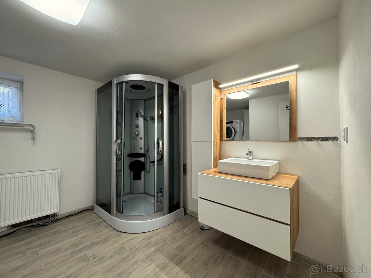 Veľký dvojgeneračný RD s bazénom v obci Petrova Ves - 10