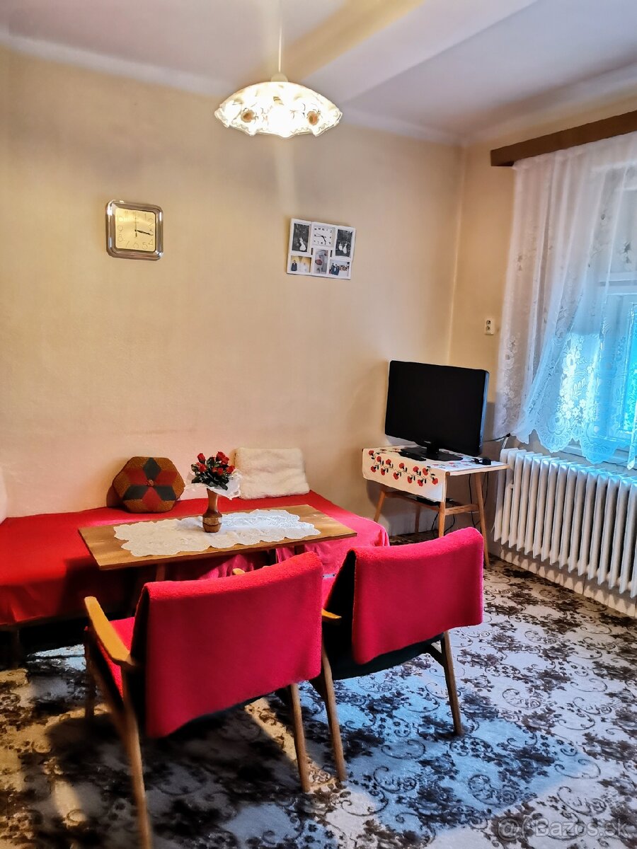 Dom pri minerálnom prameni, s potokom na konci záhrady - 10