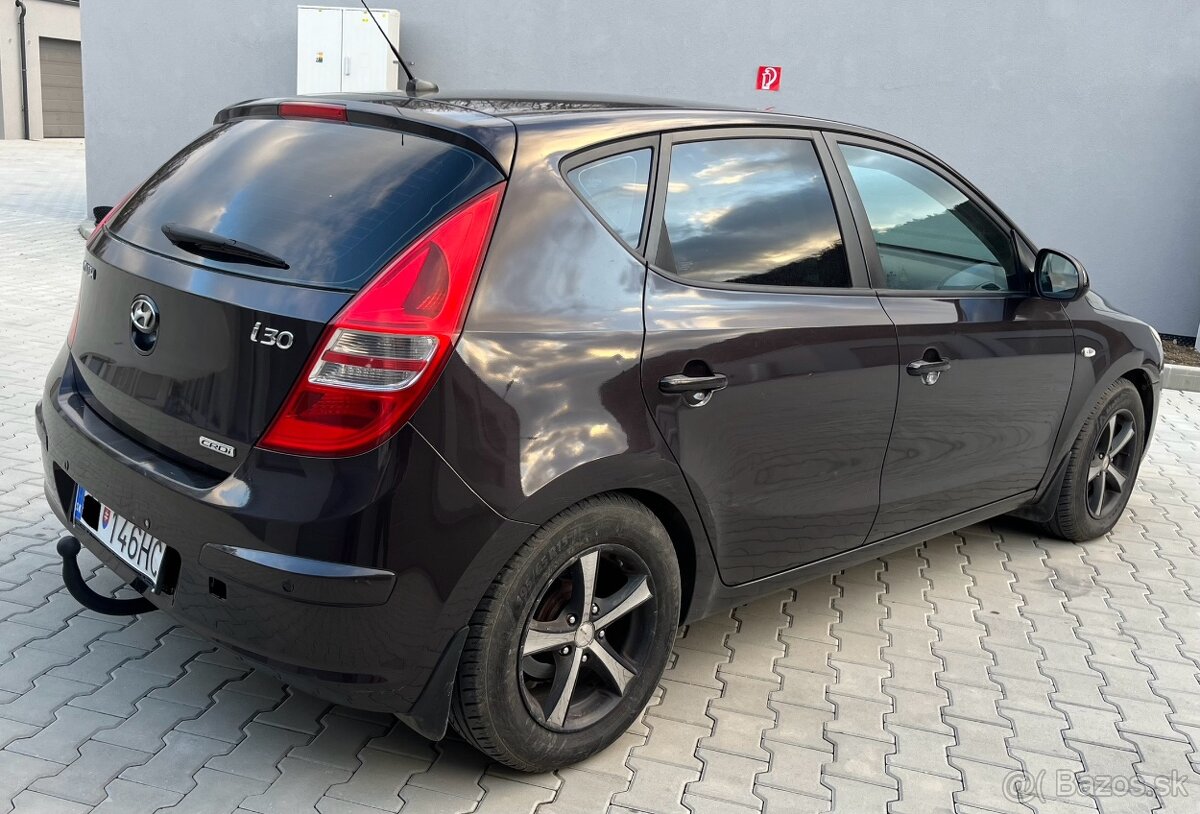 Predám Hyundai i30 1.6Crdi 85Kw R.v 2011. - 10