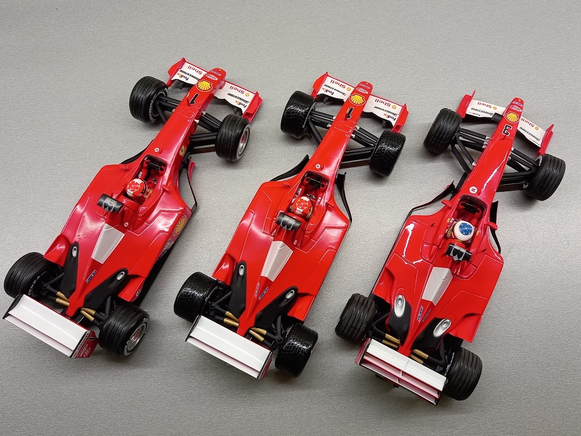 3x F1 FERRARI F2001 a F2000 SCHUMACHER HOTWHEELS 1:18 - 10