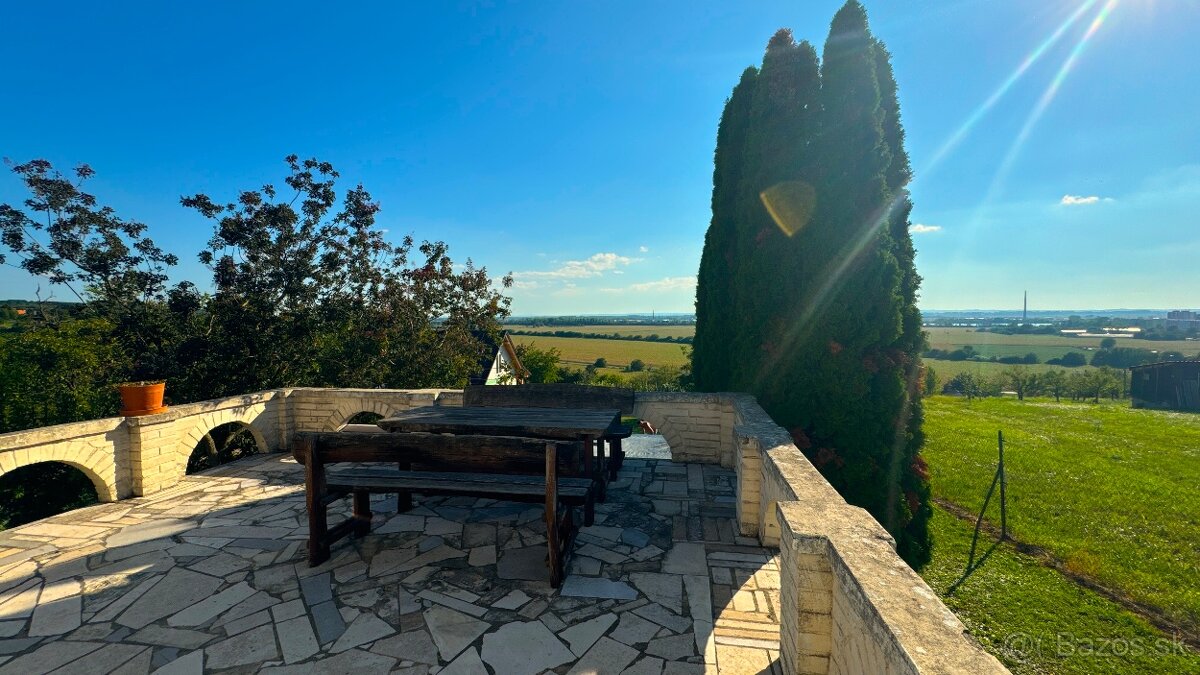 Na predaj viničný dom s pozemkom a krásnym výhľadom na mesto - 10