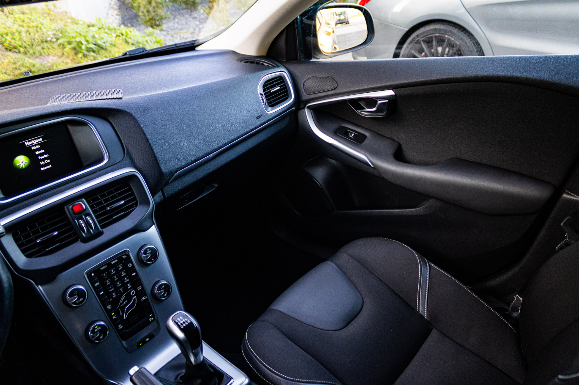 Volvo V40 D3 2.0L 110kW Momentum / LED Svetlá / - 10