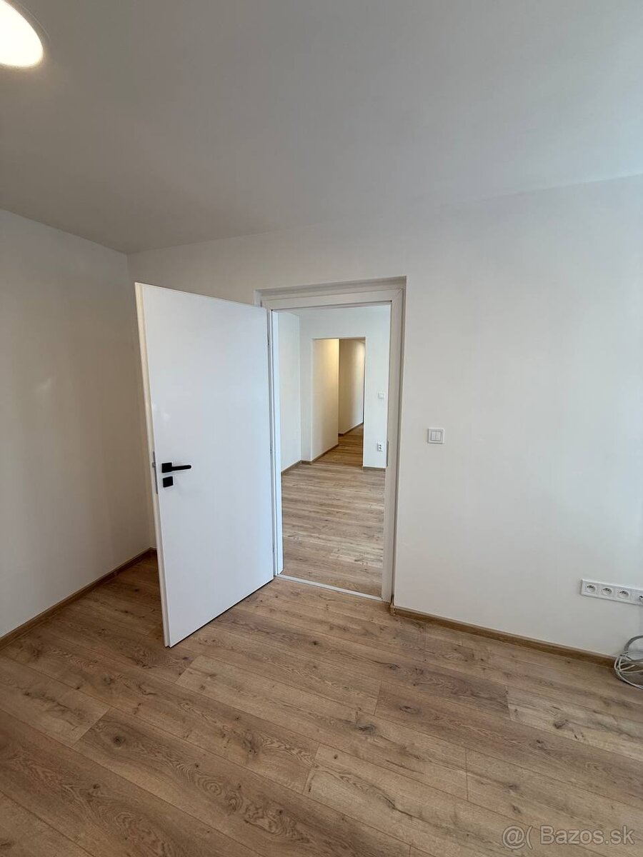 na predaj krásny 3 izbový byt Handlová - 10