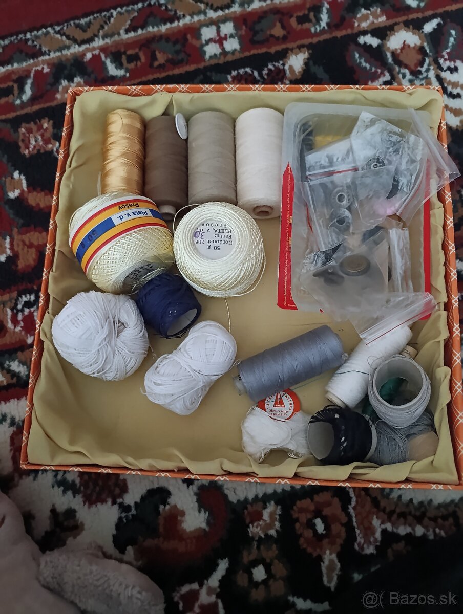 Šijací stroj so skrinou a príslušenstvom - 10