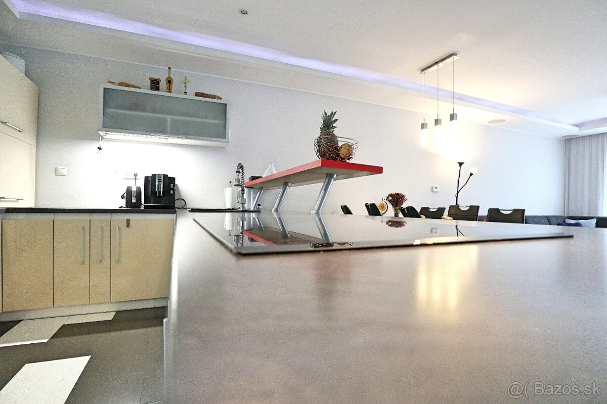 Krásny 5i RD s dvojgarážou, bazénom - TOP PROSTREDIE - 10