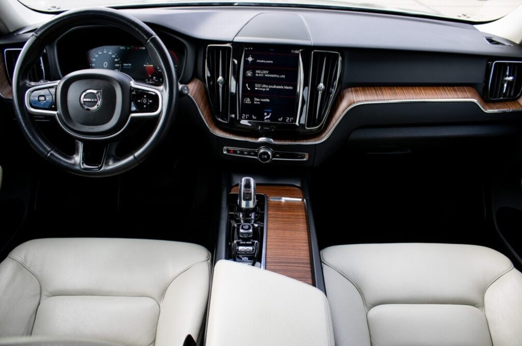 Volvo XC60 2.0 T8 Momentum AWD - 10