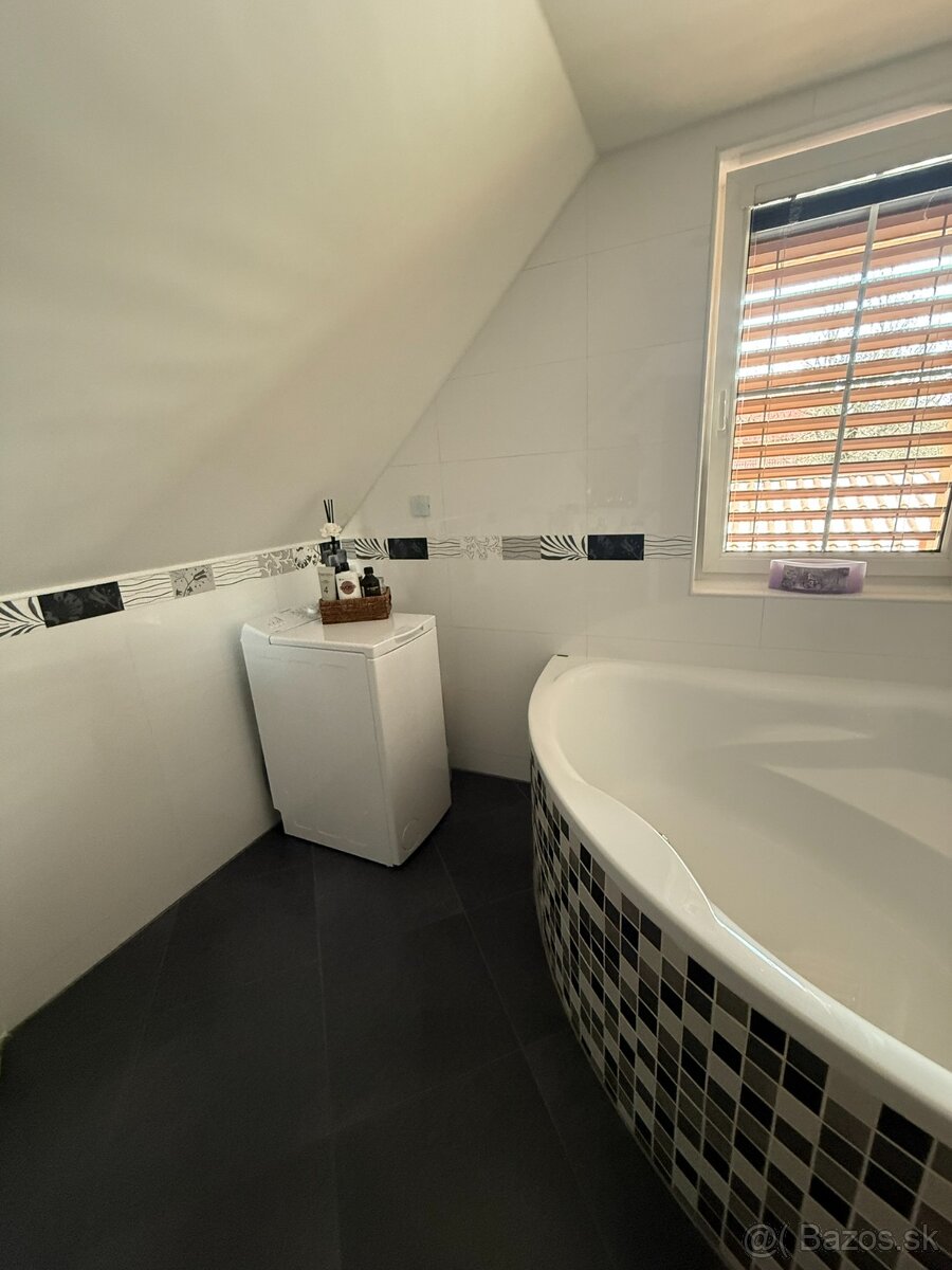Rodinný dom s dvojgarážou, altánkom, bazénom - 10