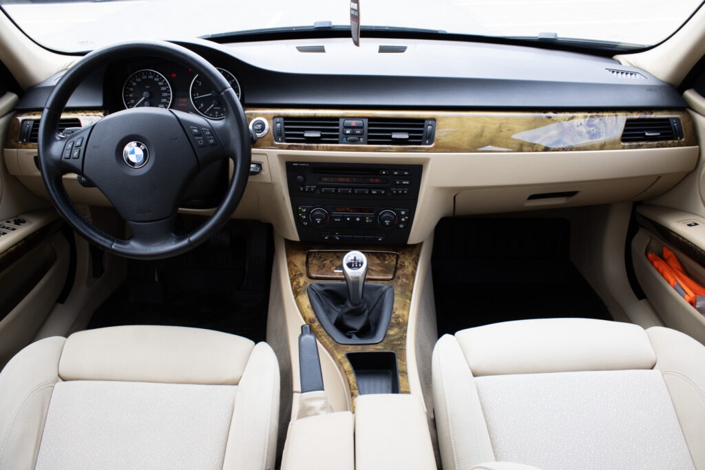 BMW 318i (E90) z roku 2005 - 10