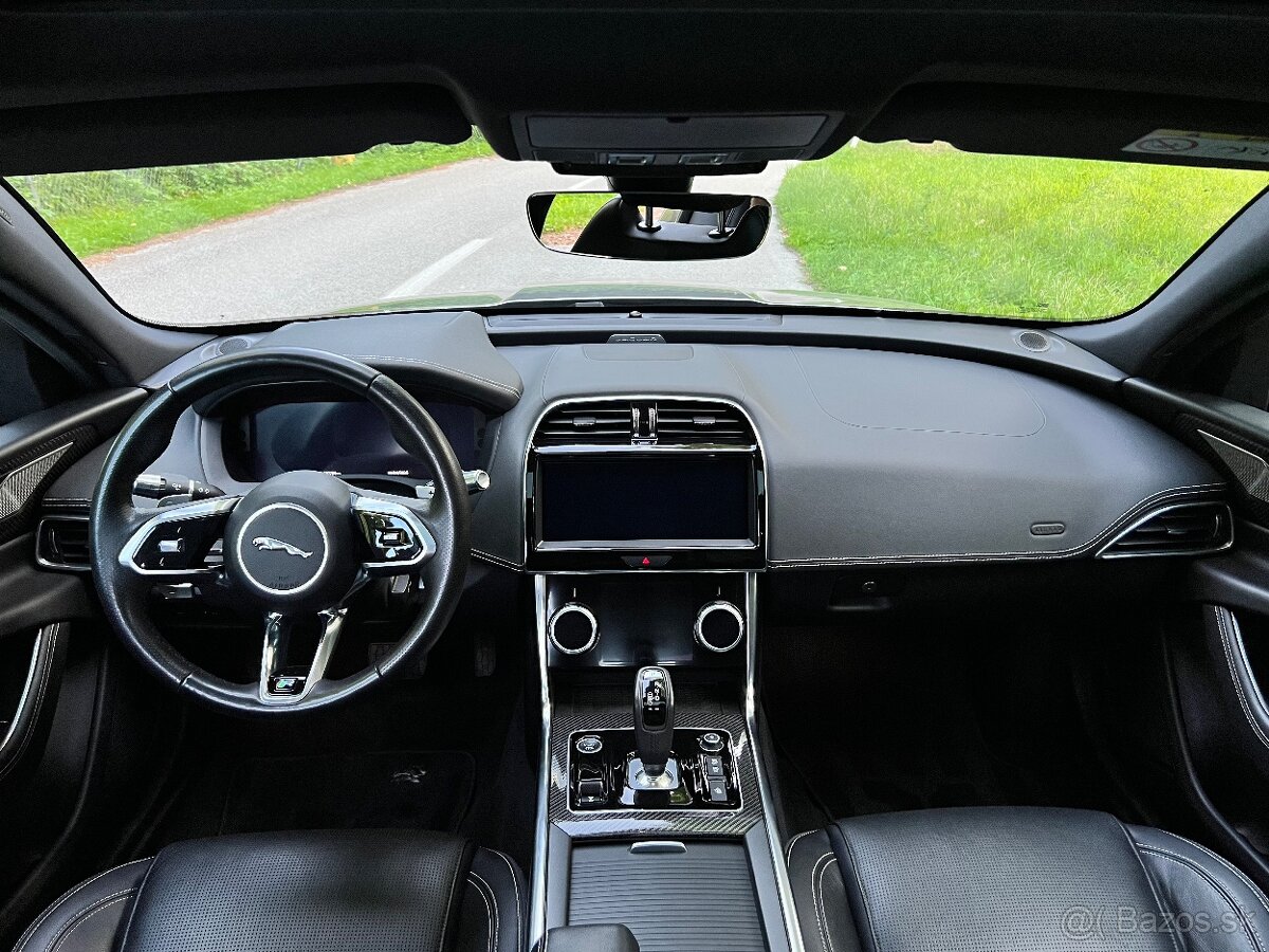 Jaguar XE 2.0D I4 R-Dynamic HSE AT - 10