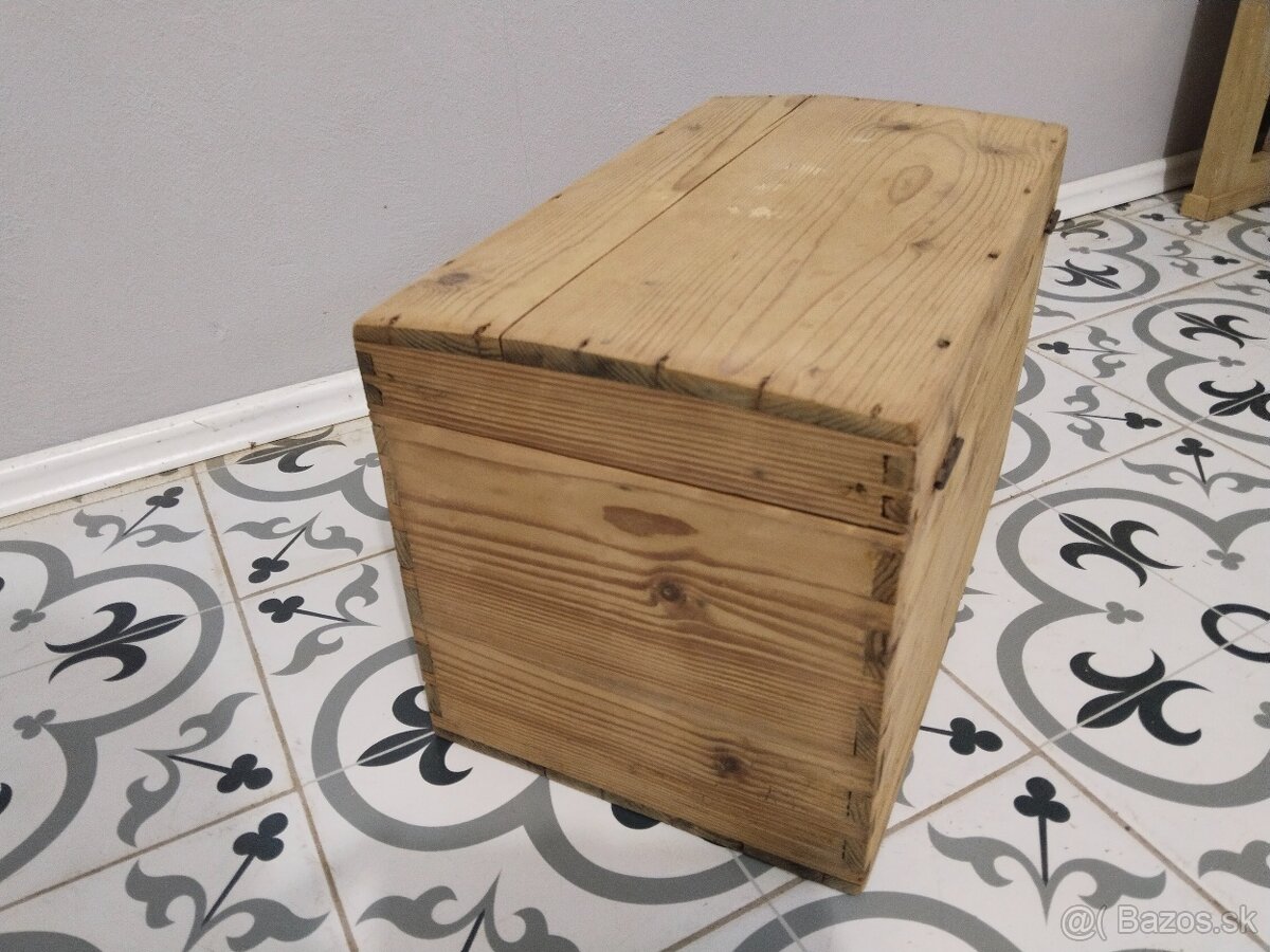 Starý, malý, dřevěný kufr, truhla po renovaci - 10