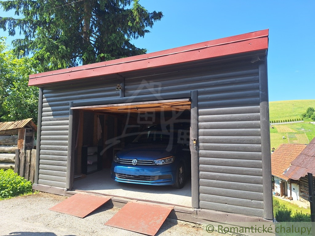 Romantická drevenica s garážou, upraveným pozemkom a teras - 10