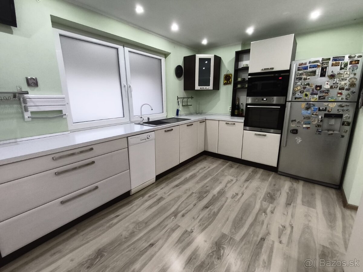 Na prenájom veľkometrážny 2 izbový byt v dome- LEVICE - 10