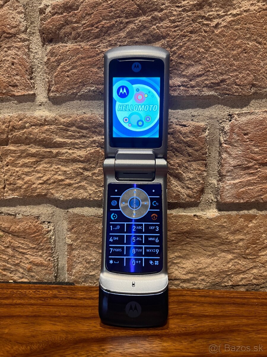 Motorola legendárne mobily RAZR V3/SLVR L7e/KRZR K1 - 10