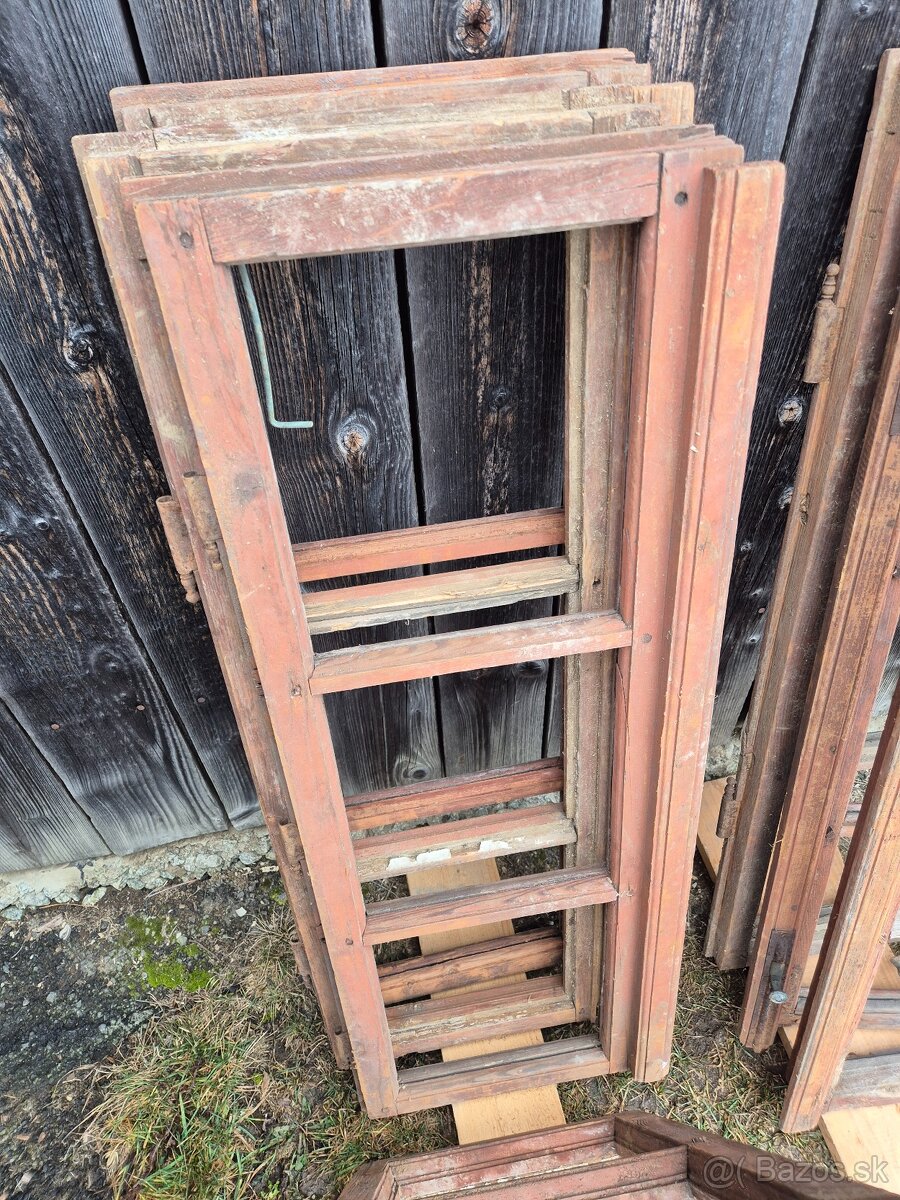 Staré drevené krídla okien - 10
