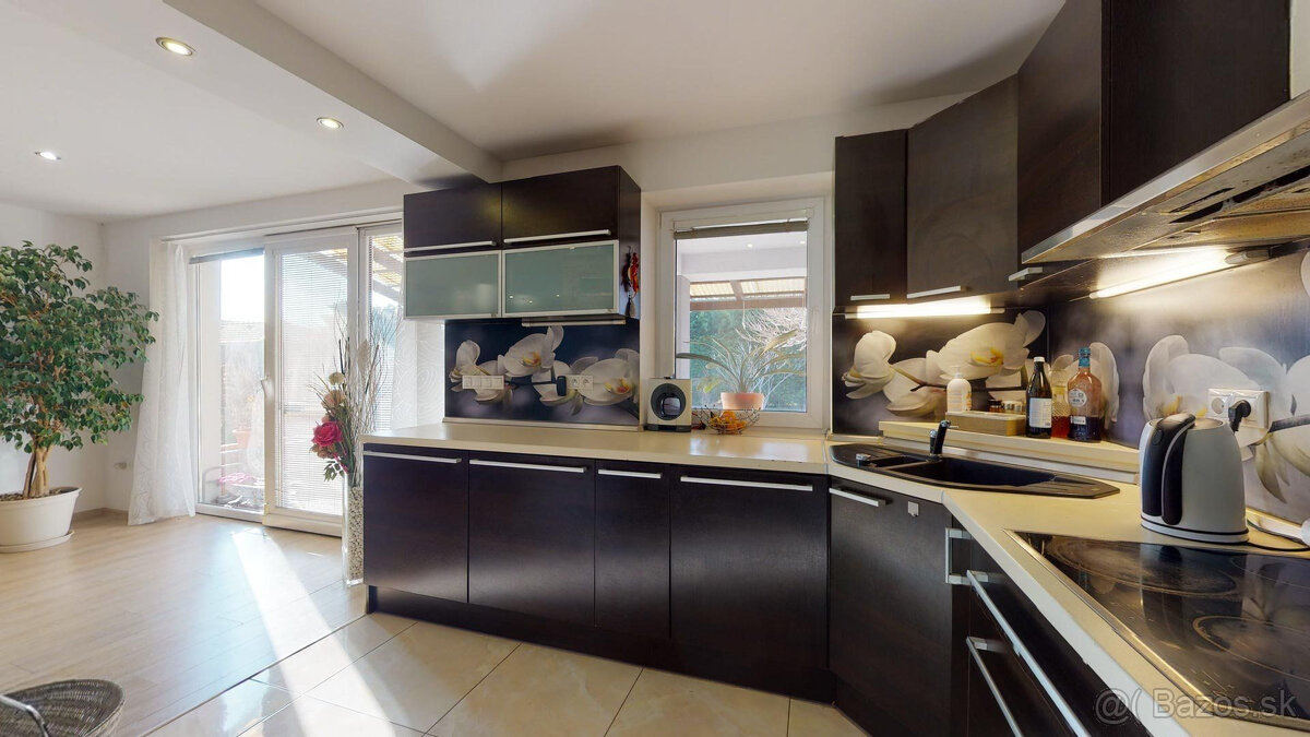 Výmerou nadštandardný rodinný dom, udržiavaná záhrada - 10