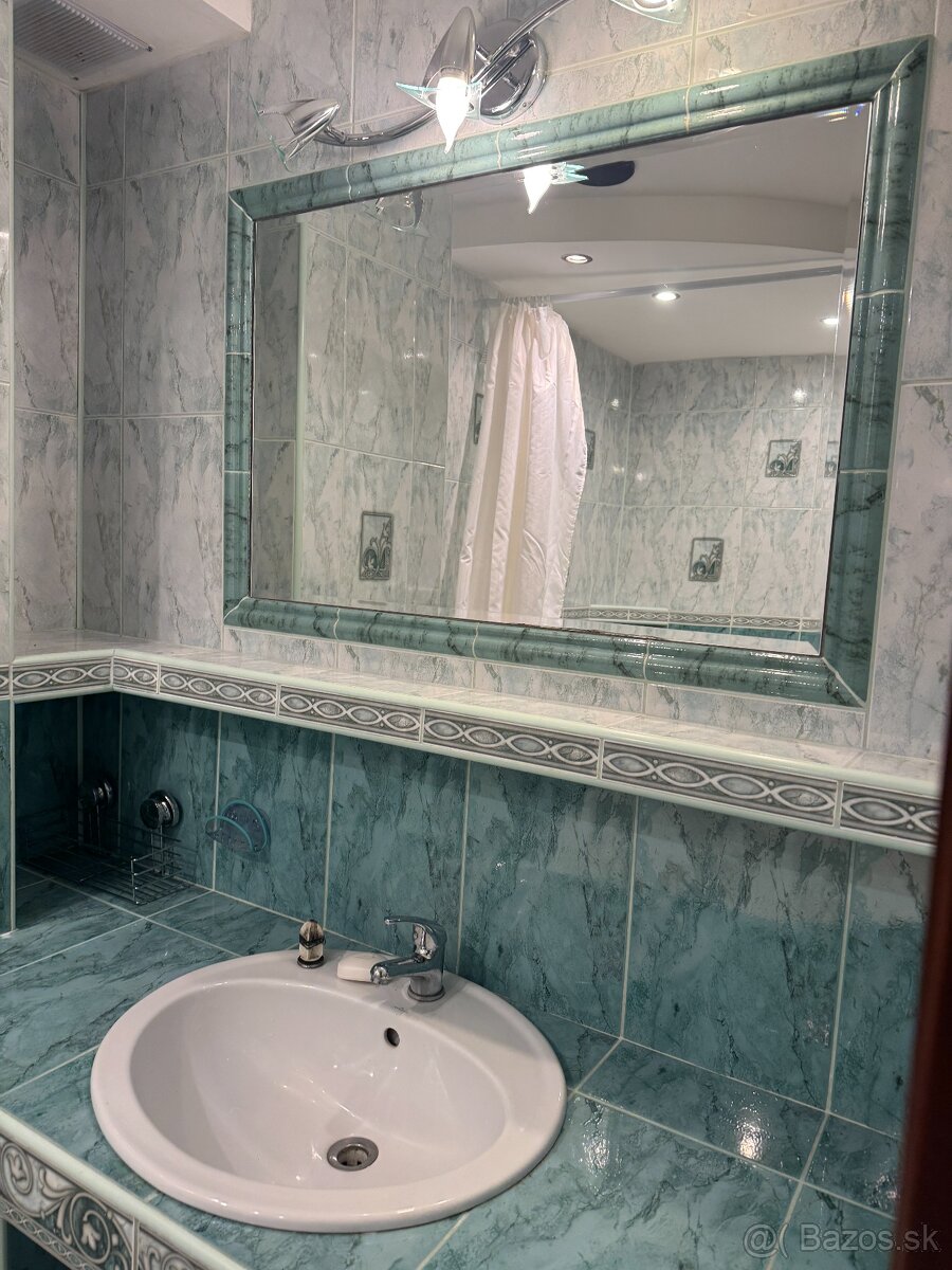 Prenajmem 4-izbový veľký byt v centre mesta Trebišov - 10