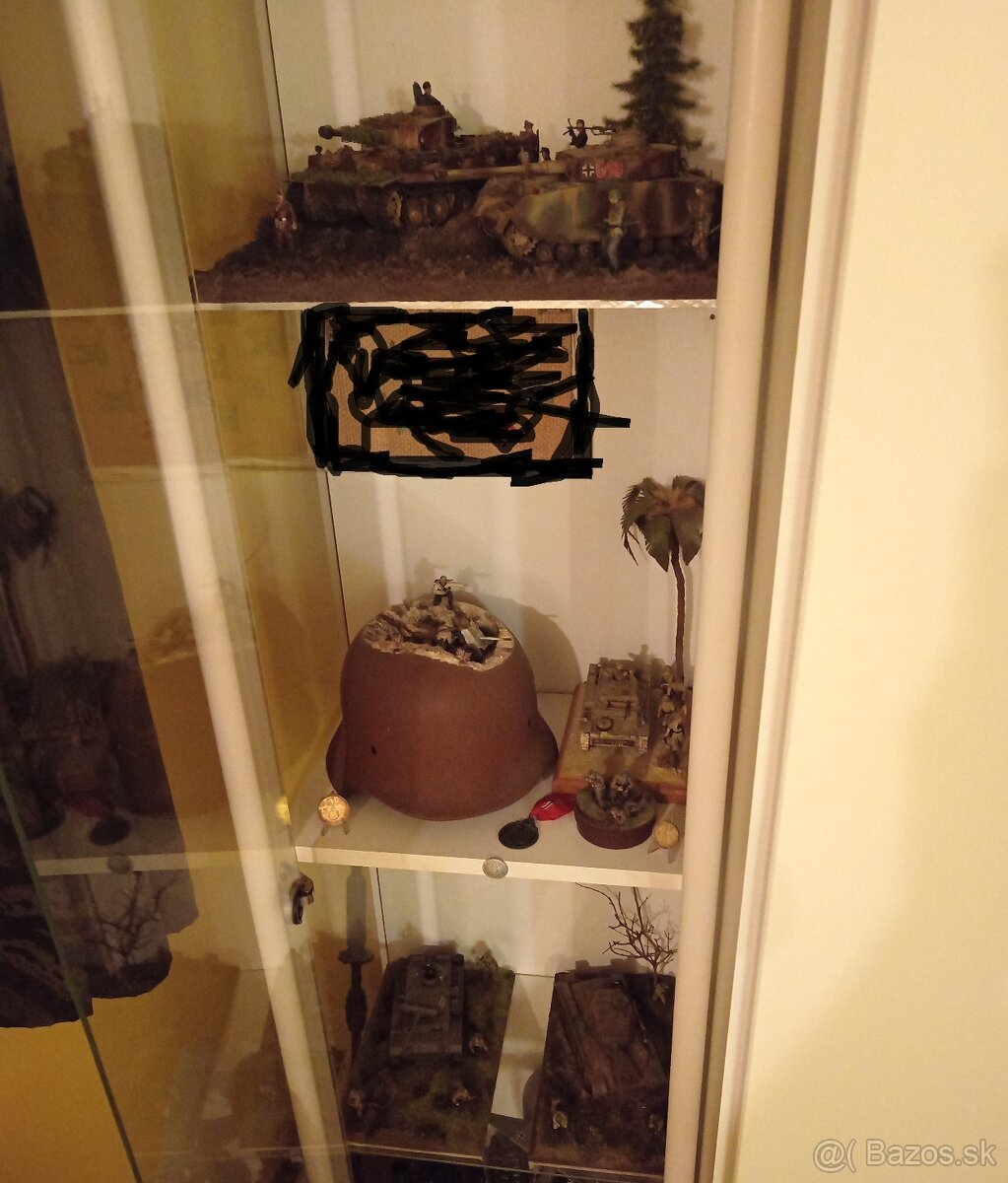 Vitrína s modelmi na predaj. - 10