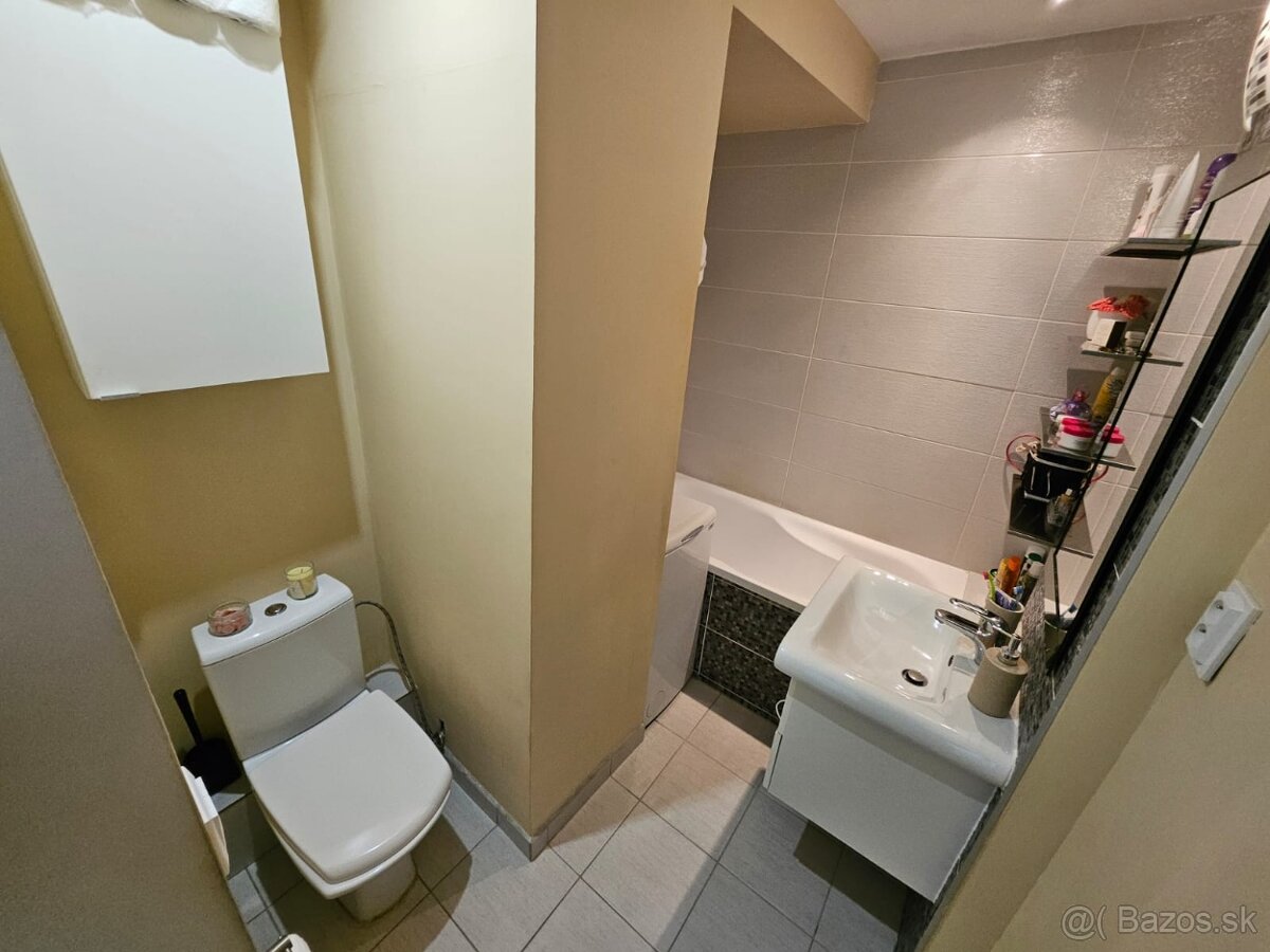 Prenájom 2-izbového zrekonštruovaného bytu - 10