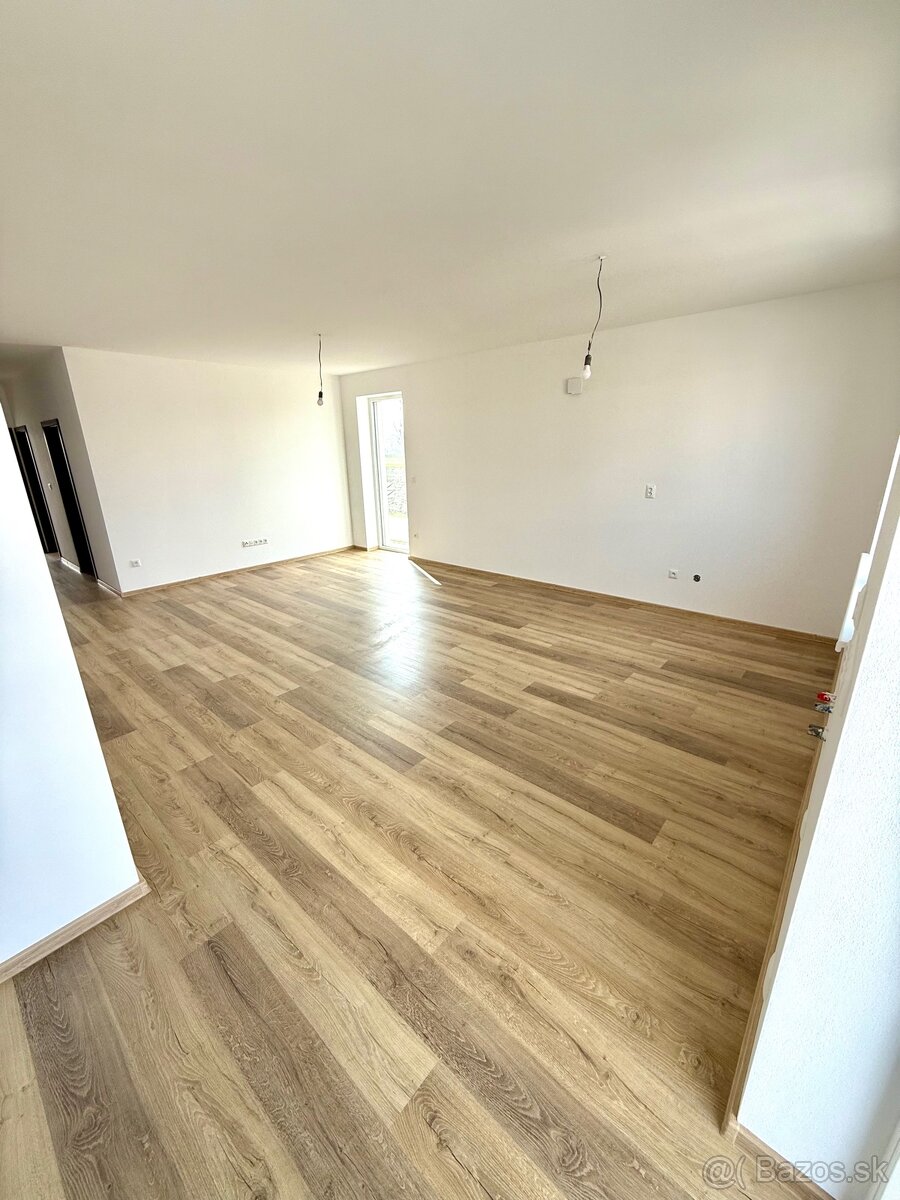 Trojizbový byt s balkónom - 10