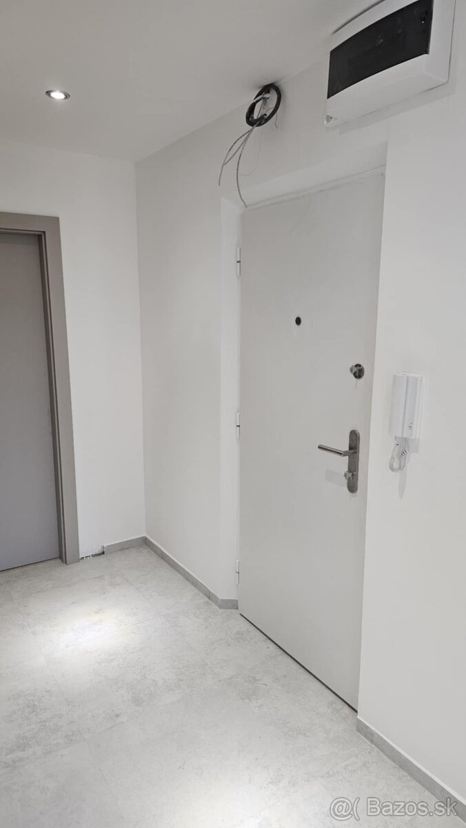 NOVINKA - 3 izb. byt ROŽŇAVSKÁ ul. Terasa - NOVÁ REKONŠTRUKC - 10