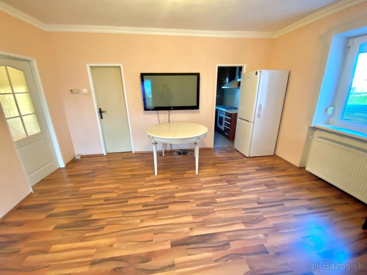 Predaj- 4 izbový dom s krásnou záhradou, Šurany - 10