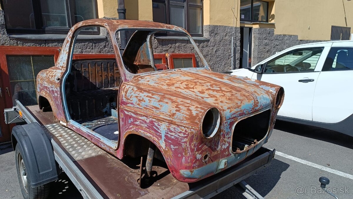 Vľavo. Vespa 400, rok výroby 1958 - 10