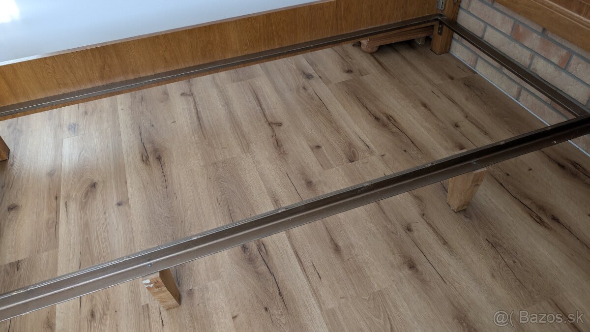 Predám rustikálnu dubovú manž. posteľ s 2ks nočnými stolíkmi - 10