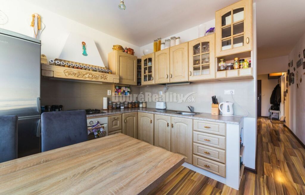 PRENÁJOM: NÁDHERNÝ, VEĽKÝ 3 IZBOVÝ BYT S 2 x LOGGIOU, THK - 10