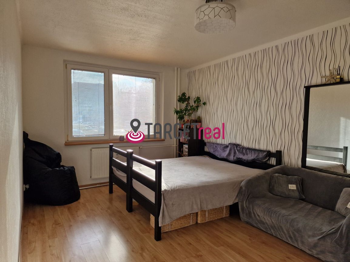 Na predaj veľký kompletne zariadený 3-izbový byt v centre Pi - 10