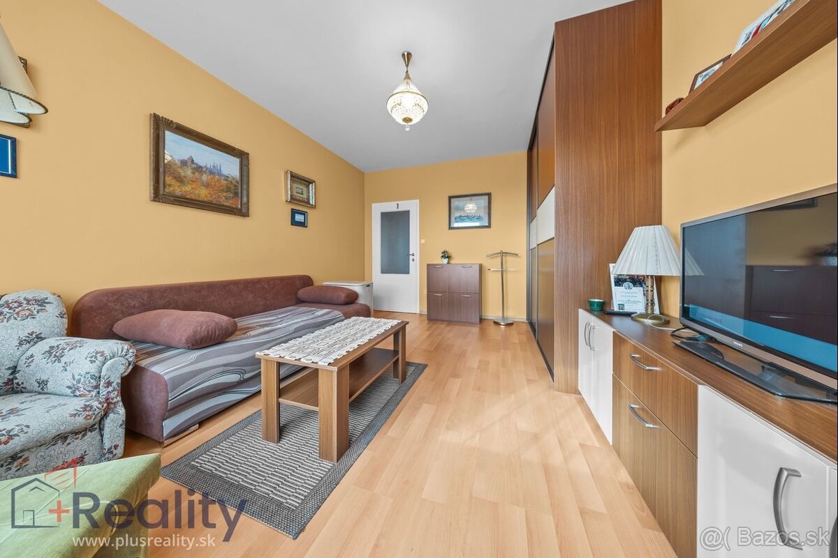 REZERVOVANÉ Veľký trojizbový byt v najlepšej lokalite - 10