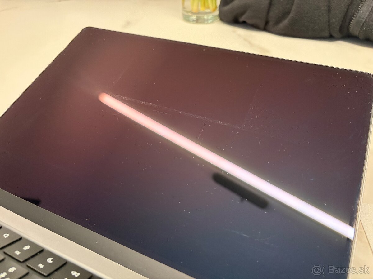 MacBook Pro 14” (2021) M1, 16 GB + obal - 10