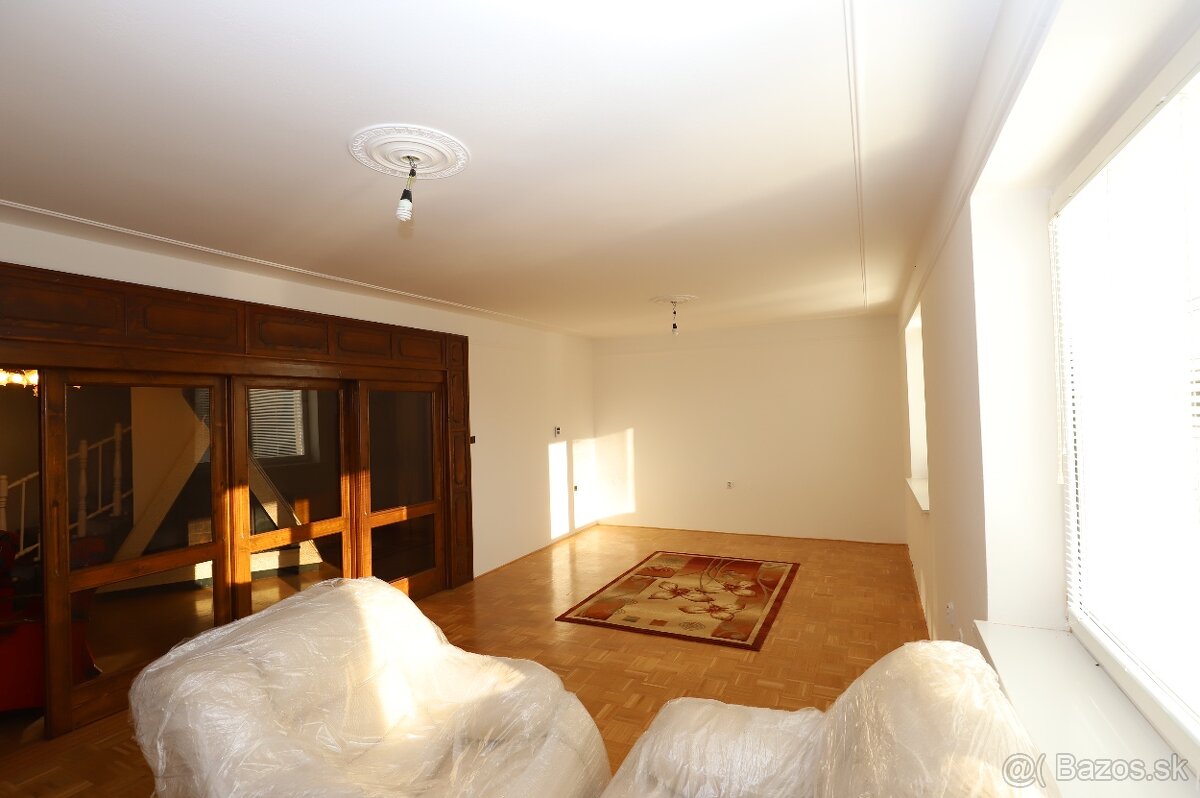 Kompletne zrekonštruovaný 5 izbový rodinný dom,pozemok 659m2 - 10