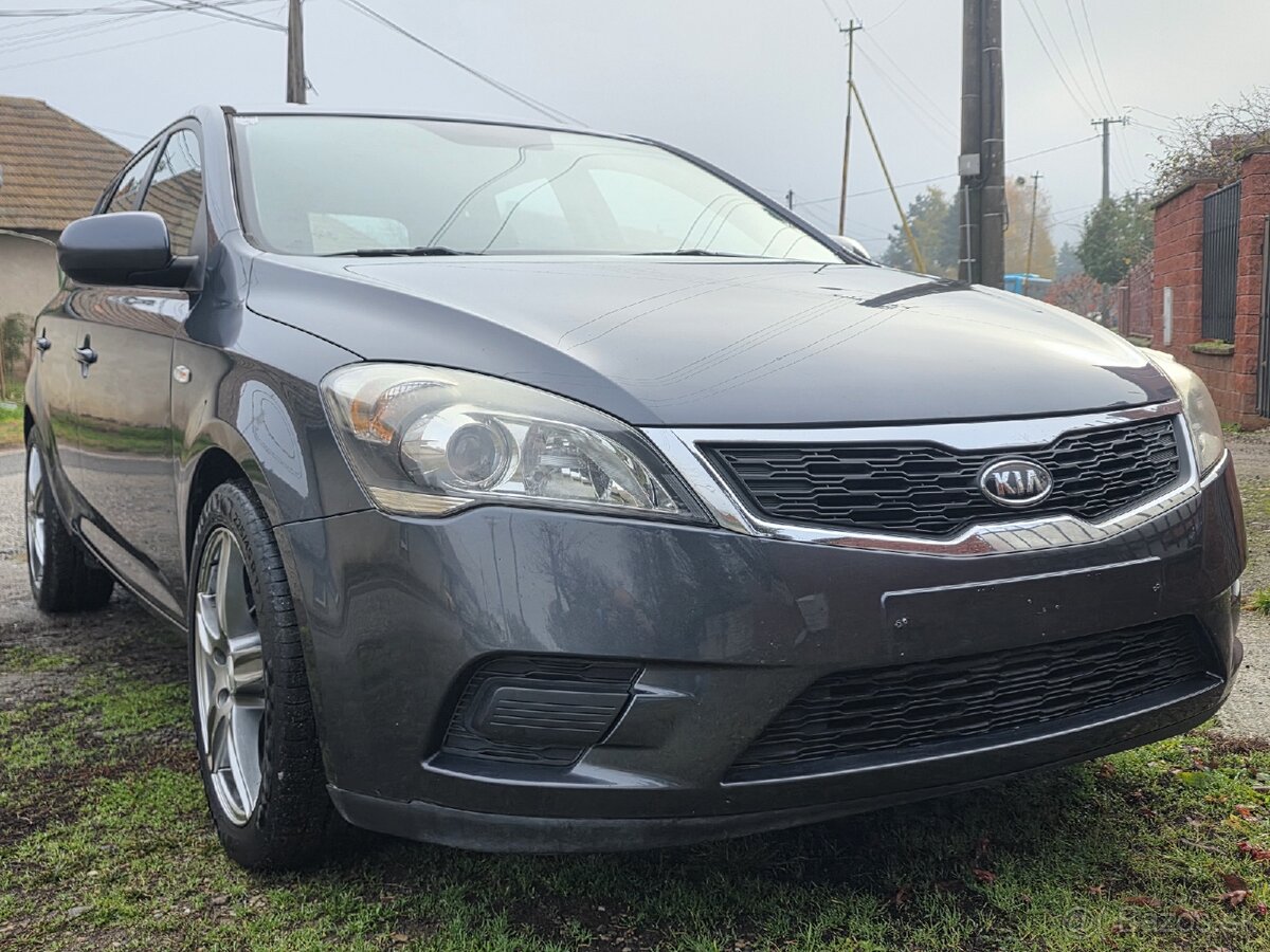 Kia Ceed 1.4 CVVT • Facelift 2011 • 172 tisíc KM • Nová STK - 10
