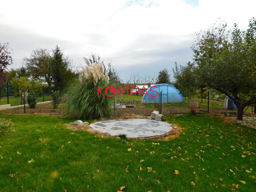 DOM SO ZÁHRADOU, DREVENÝM PRÍSTREŠKOM A PARKOVANÍM V OBCI LU - 10