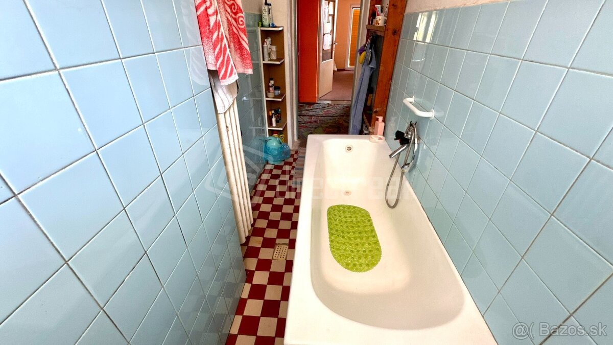 Rodinný dom s 2 bytovými jednotkami so slnečným pozemkom na - 10