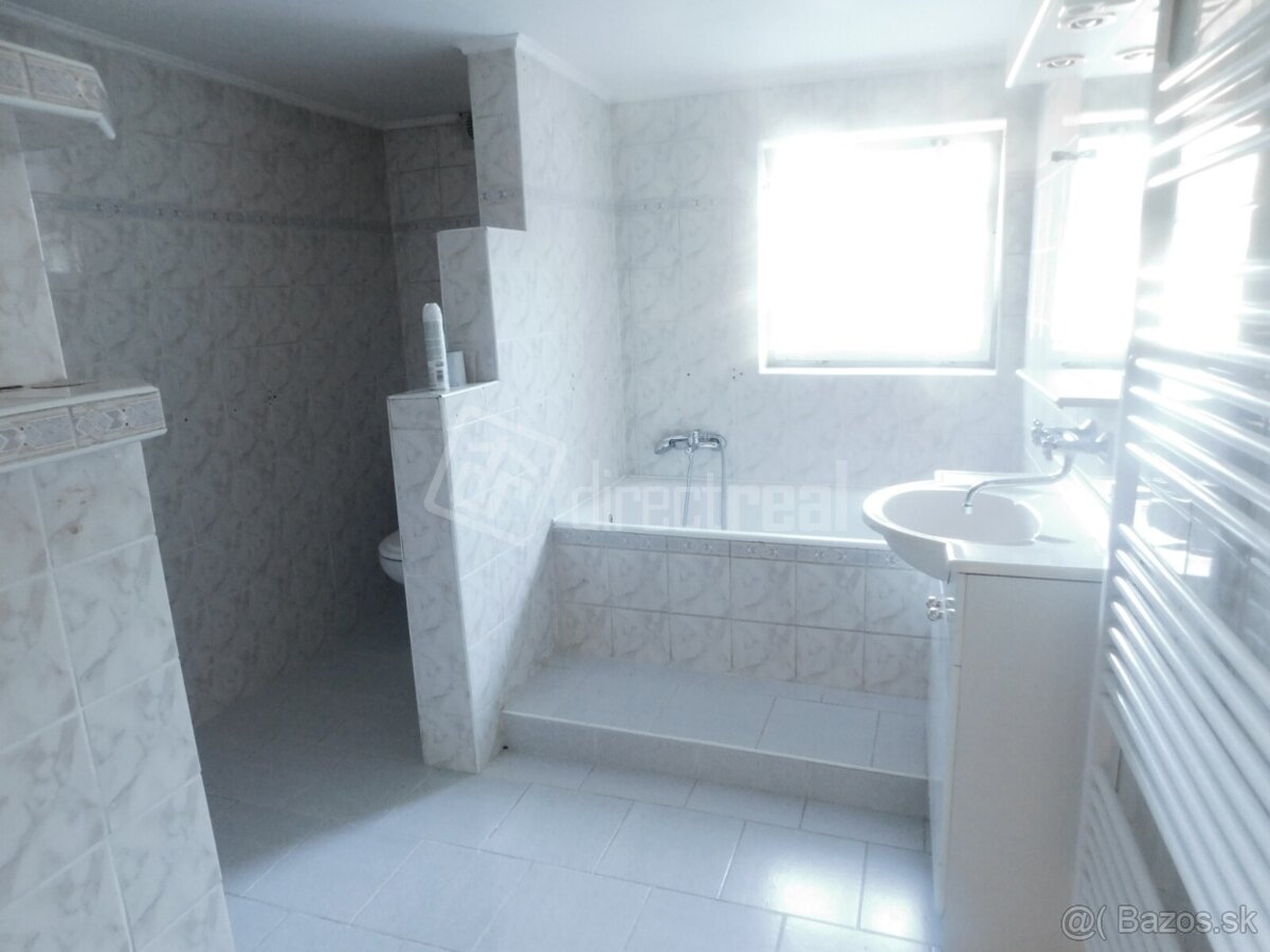 Pekný dom na slnečnom pozemku s bazénom a jazierkom - 10